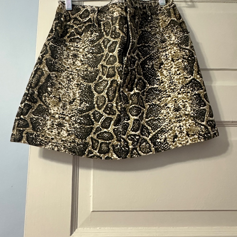 Snakeskin Print Mini Skirt – Chic and Stylish